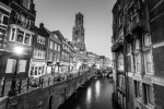 Historische centrum Utrecht in de avond (dom) ZWART WIT_235491264_DS